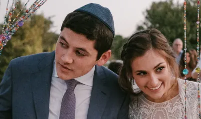 ג׳וליה ודור — חתונת יער, 180 אורחים